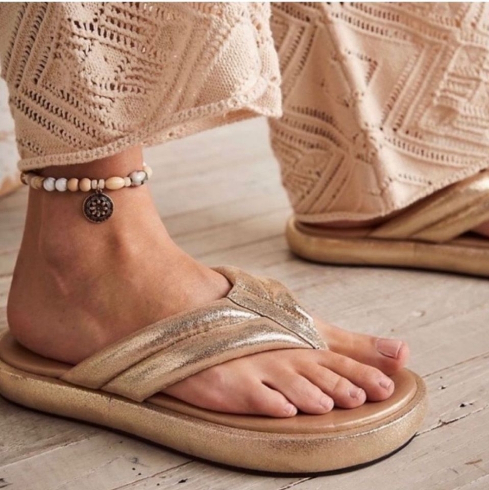 FREE PEOPLE Gold metallic flip flop sandals 39